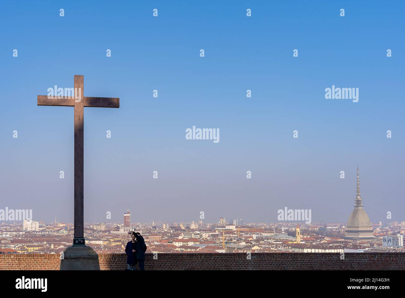 Turin, Italien - 25. Februar 2022: Blick auf das historische Stadtzentrum vom Monte dei Cappuccini, mit Besuchern, die ein Selfie machen, in Turin, Piemont, N Stockfoto