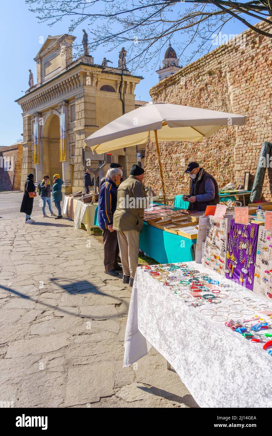 Crema, Italien - 27. Februar 2022: Sonntagsmarkt mit Verkäufern und Einkäufern in Crema, Lombardei, Norditalien Stockfoto