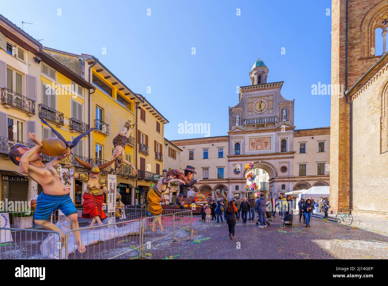 Crema, Italien - 27. Februar 2022: Karnevalsmarkt-Szene auf dem Platz der Kathedrale (Duomo), mit Parade-Figur, Einheimischen und Besuchern, in Crema, Lombardei, Stockfoto