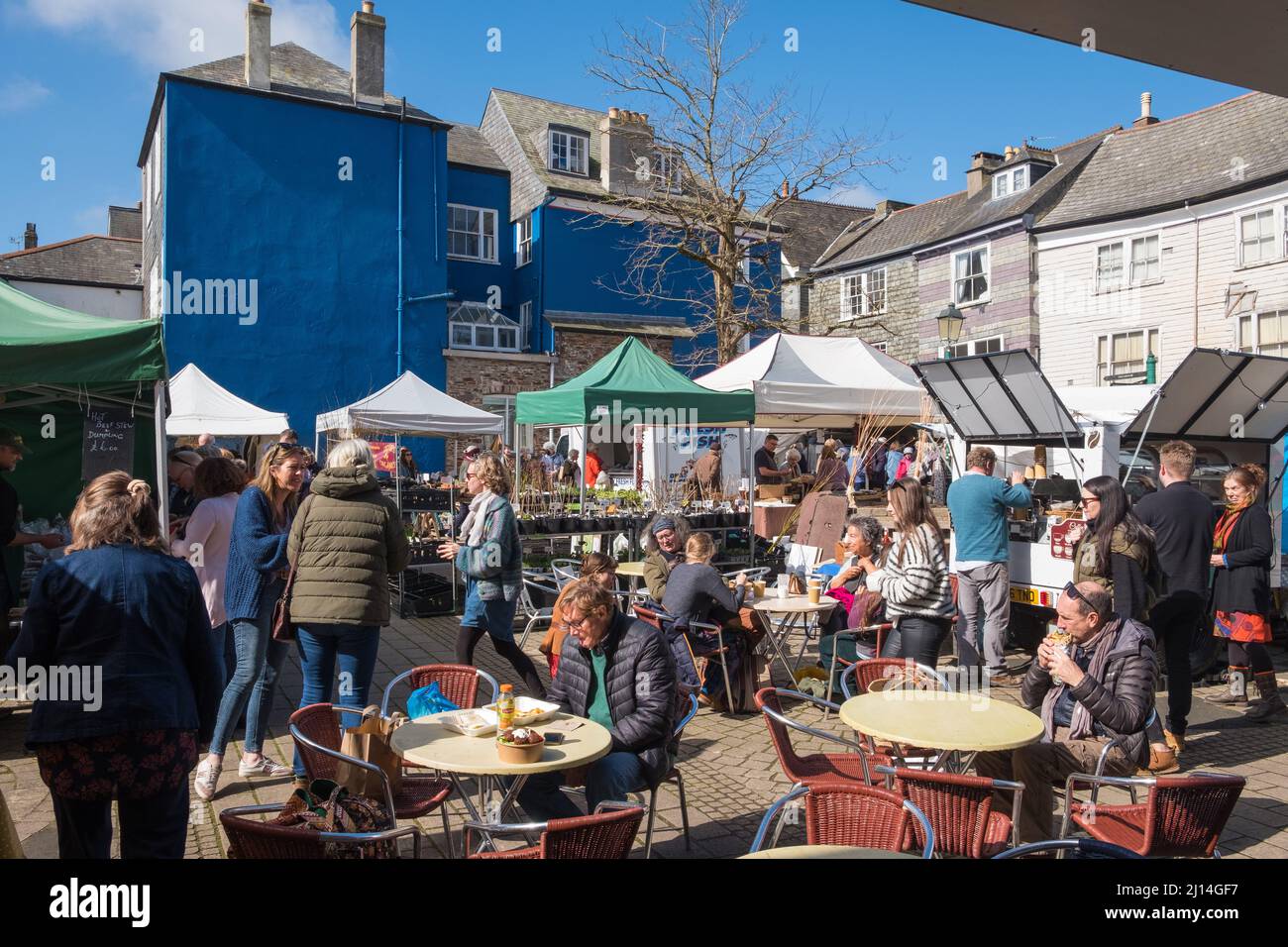 Totnes ist eine Marktstadt in South Devon am Kopf der Mündung des River Dart. Es ist für seine unabhängigen Geschäfte und gesunde Lebensmittel bekannt. Stockfoto