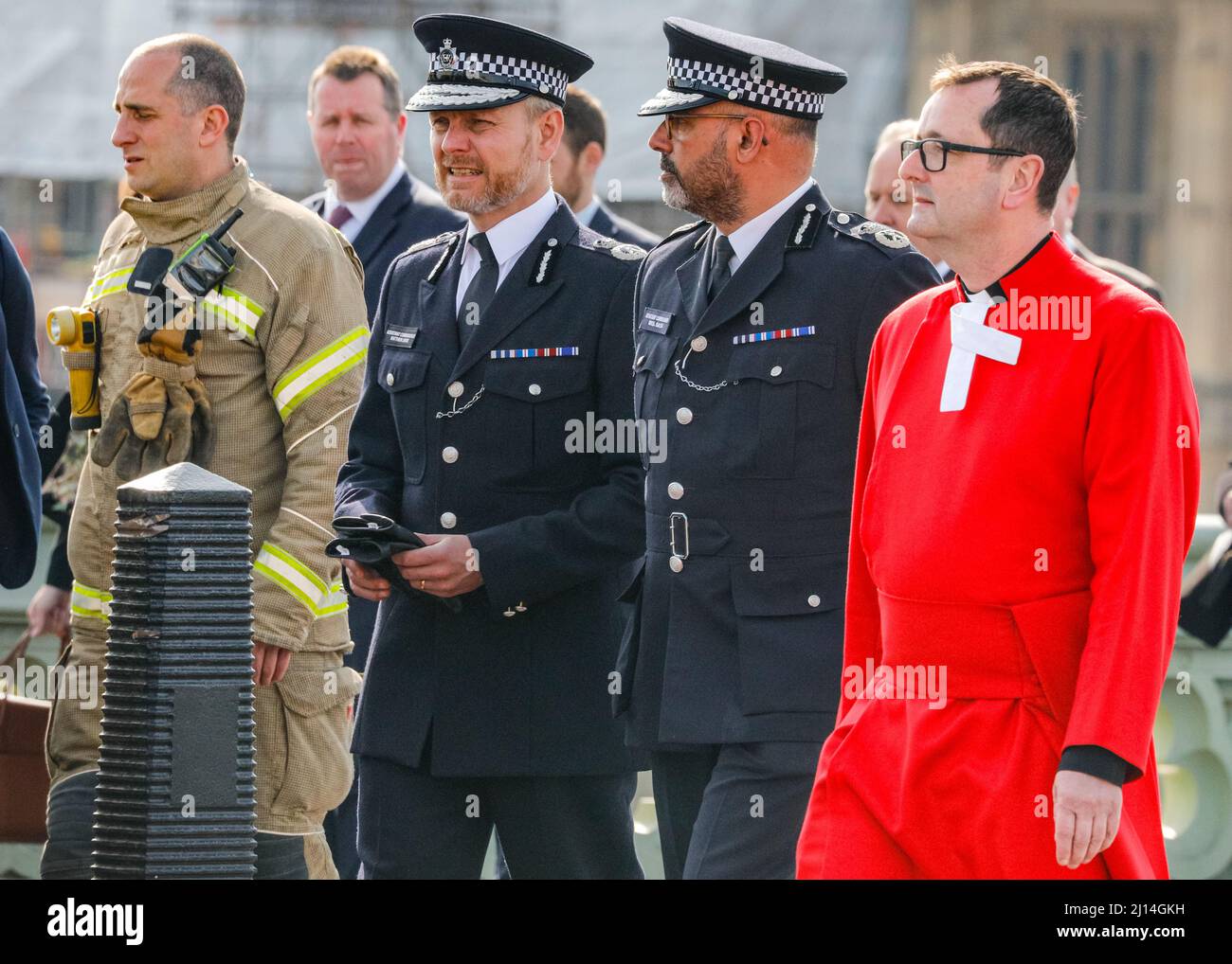 London, Großbritannien. 22. März 2022. Der stellvertretende Kommissar Matthew Jukes (rechts), der stellvertretende Kommissar Neil Basu (Mitte) und ein Kleriker-Spaziergang zur Plakette. An der Westminster Bridge wird mit einer Schweigeminute, einem kurzen Gottesdienst und Reden eine Gedenktafel an diejenigen enthüllt, die am 22.. März 2017 bei den Terroranschlägen auf der Westminster Bridge und dem New Palace Yard ihr Leben verloren haben. An der Veranstaltung nehmen Familien und Freunde der Opfer sowie Priti Patel, Sadiq Khan, Polizei- und Rettungsdienste sowie Parlamentsabgeordnete Teil. Kredit: Imageplotter/Alamy Live Nachrichten Stockfoto