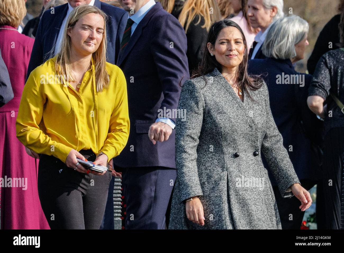 London, Großbritannien. 22. März 2022. Innenministerin Priti Patel nimmt Teil. An der Westminster Bridge wird mit einer Schweigeminute, einem kurzen Gottesdienst und Reden eine Gedenktafel an diejenigen enthüllt, die am 22.. März 2017 bei den Terroranschlägen auf der Westminster Bridge und dem New Palace Yard ihr Leben verloren haben. An der Veranstaltung nehmen Familien und Freunde der Opfer sowie Priti Patel, Sadiq Khan, Polizei- und Rettungsdienste sowie Parlamentsabgeordnete Teil. Kredit: Imageplotter/Alamy Live Nachrichten Stockfoto