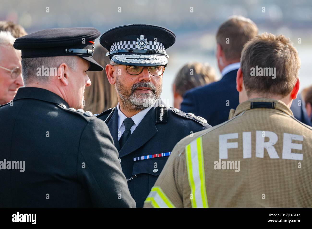 London, Großbritannien. 22. März 2022. Stellvertretender Kommissar Neil Basu mit Mitgliedern der Polizei und der Feuerwehr. An der Westminster Bridge wird mit einer Schweigeminute, einem kurzen Gottesdienst und Reden eine Gedenktafel an diejenigen enthüllt, die am 22.. März 2017 bei den Terroranschlägen auf der Westminster Bridge und dem New Palace Yard ihr Leben verloren haben. An der Veranstaltung nehmen Familien und Freunde der Opfer sowie Priti Patel, Sadiq Khan, Polizei- und Rettungsdienste sowie Parlamentsabgeordnete Teil. Kredit: Imageplotter/Alamy Live Nachrichten Stockfoto
