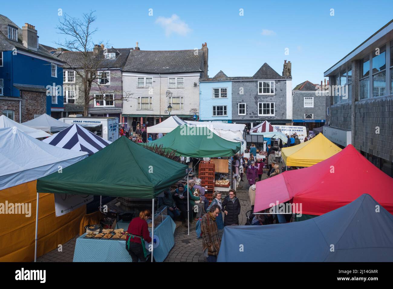 Totnes ist eine Marktstadt in South Devon am Kopf der Mündung des River Dart. Es ist für seine unabhängigen Geschäfte und gesunde Lebensmittel bekannt. Stockfoto