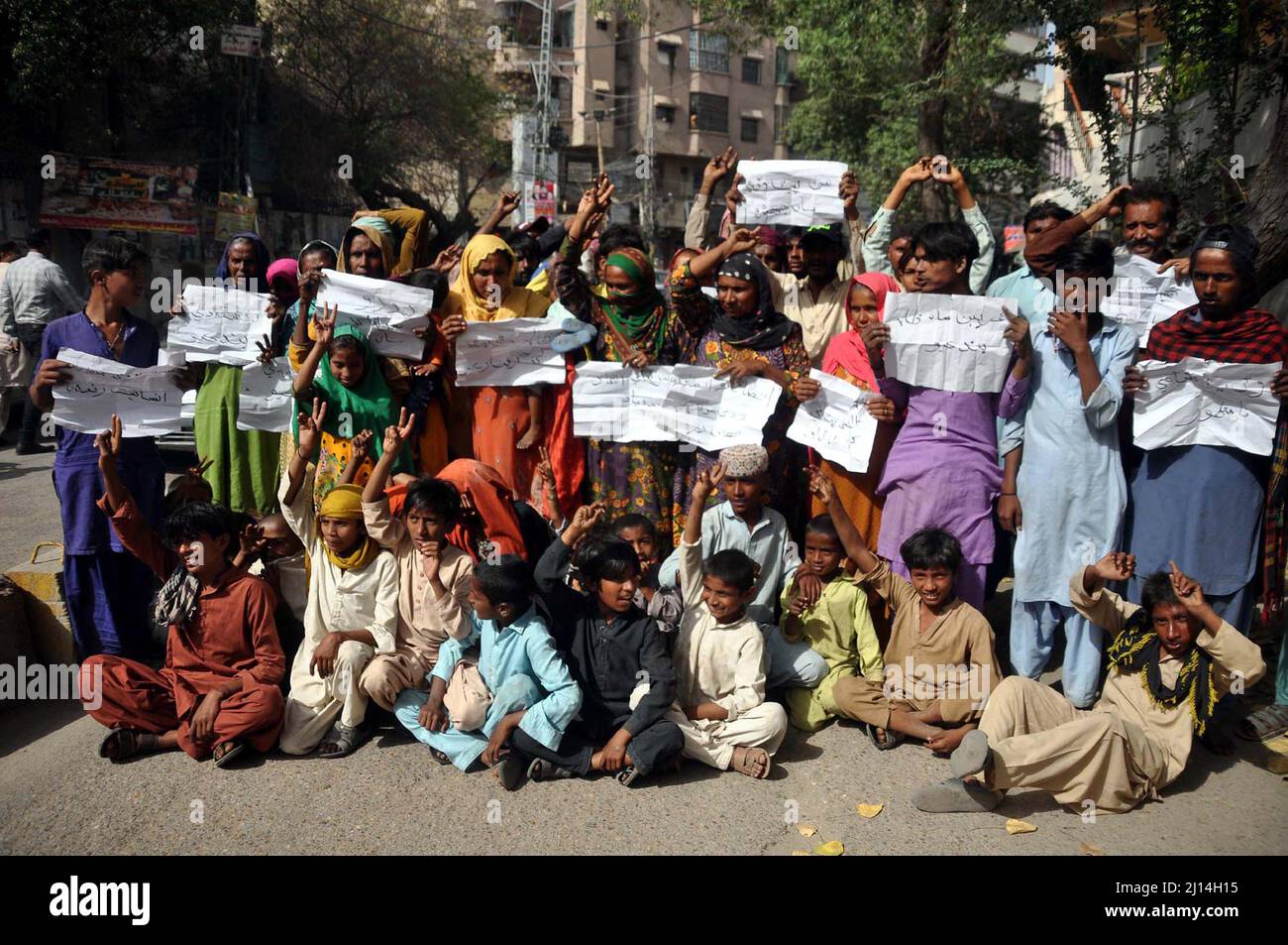 Die Bewohner von Tanto Qaiser veranstalten am Dienstag, dem 22. März 2022, im Hyderabad-Presseclub eine Protestdemonstration gegen die Hochhändigkeit einflussreicher Menschen. Stockfoto