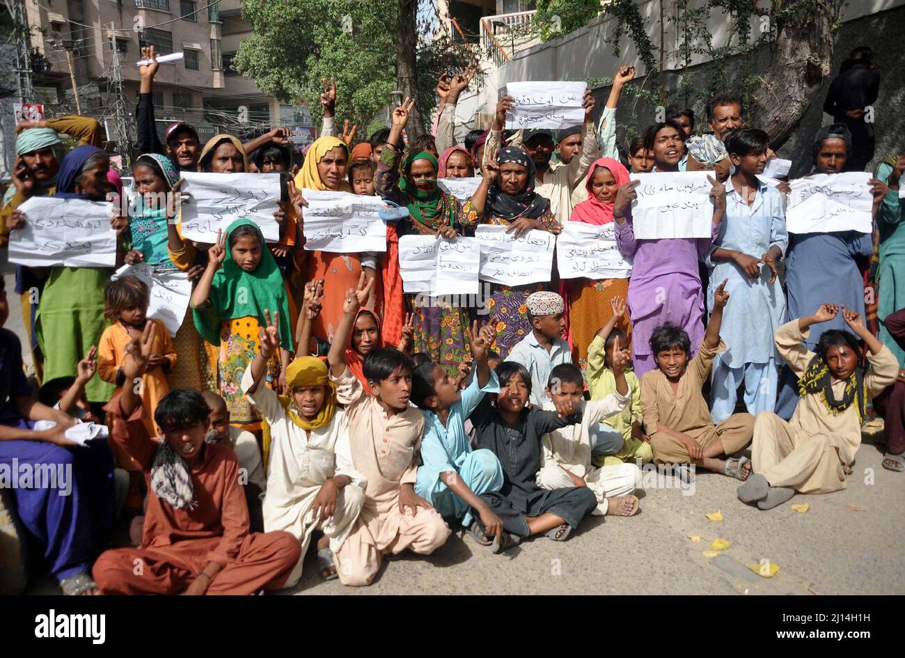 Die Bewohner von Tanto Qaiser veranstalten am Dienstag, dem 22. März 2022, im Hyderabad-Presseclub eine Protestdemonstration gegen die Hochhändigkeit einflussreicher Menschen. Stockfoto