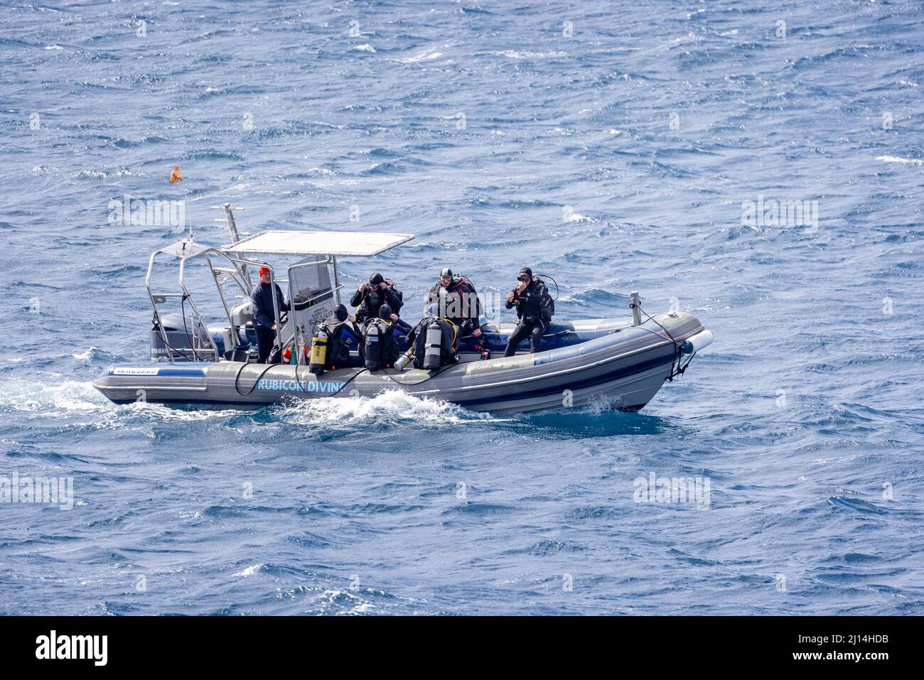 Gruppe von Tauchern auf RIB, die sich am 14. März 2022 auf dem Meer in Playa Blanca, Lanzarote, Spanien, vorbereiten Stockfoto