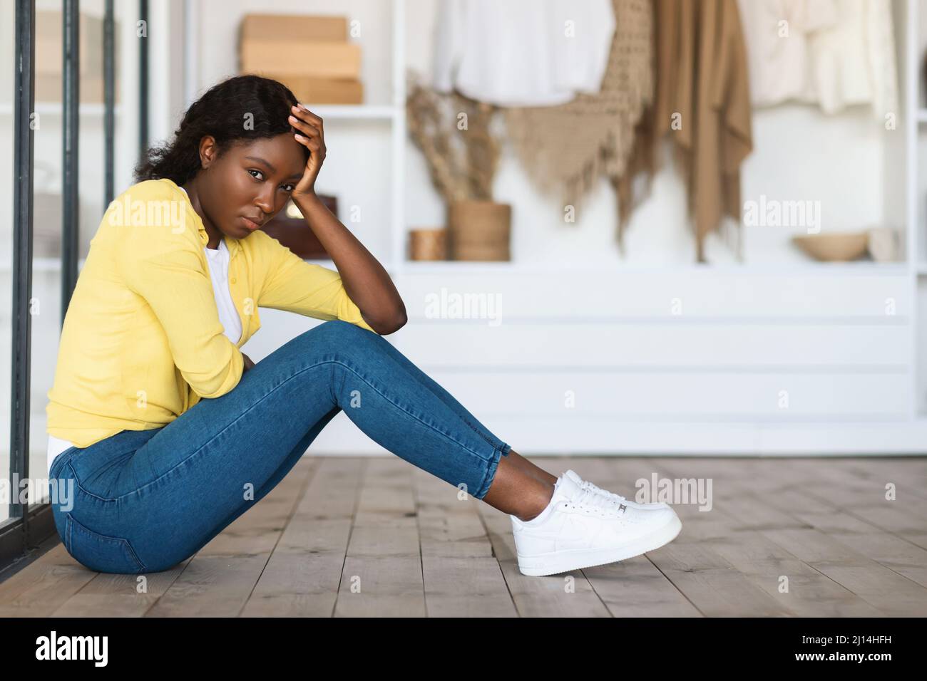 Depressive Schwarze Frau, Die Traurigkeit Ausdrückt Und Sich Zuhause Einsam Fühlt Stockfoto