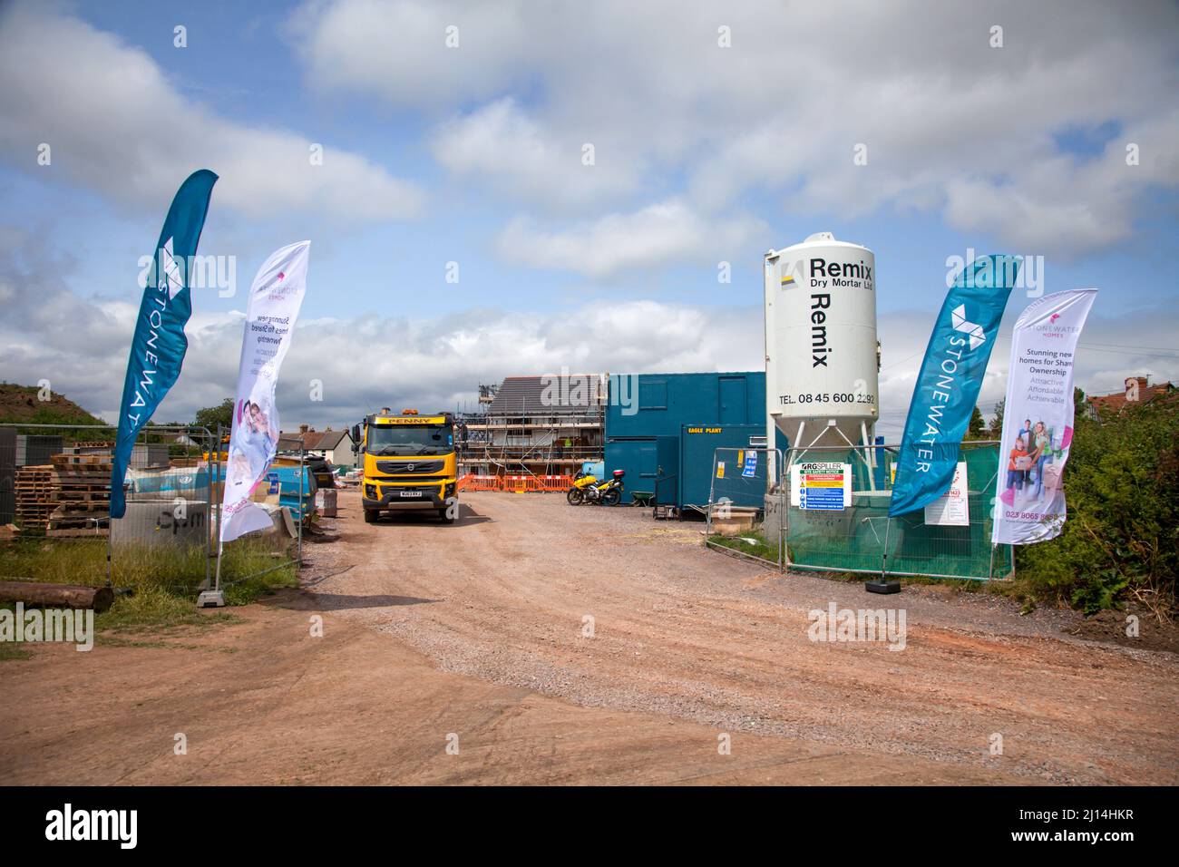 Soziale Wohnungsbauarbeiten im Fortschritt. Stonewater Gehäuse. Remix Betontank auf einer neu erbauten Baustelle. Stockfoto