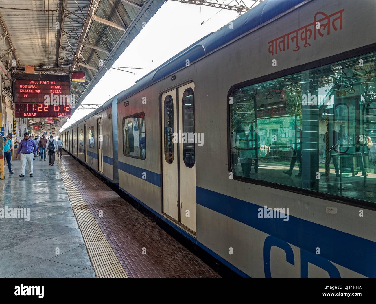 03 03 2022 Air Cundishend Suburban Local Train in Kalyan Junkshan für Dadar Mumbai Maharashtraq Indien Stockfoto