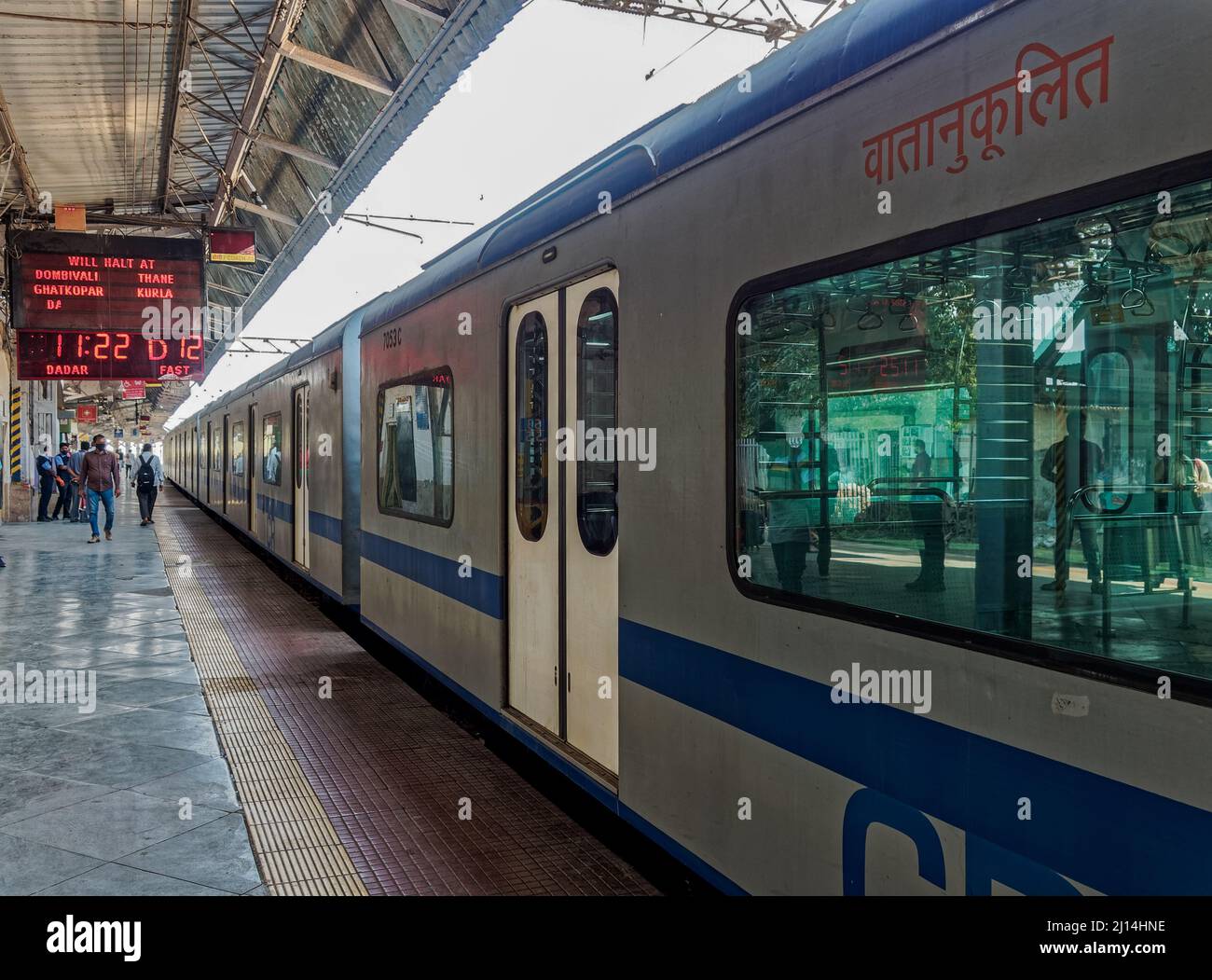 03 03 2022 Air Cundishend Suburban Local Train in Kalyan Junkshan für Dadar Mumbai Maharashtraq Indien Stockfoto