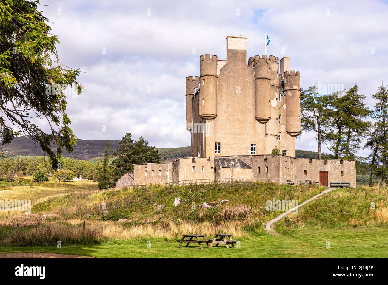 Braemar Castle (erbaut 1628) am Fluss Dee in Braemar, Aberdeenshire, Schottland Stockfoto