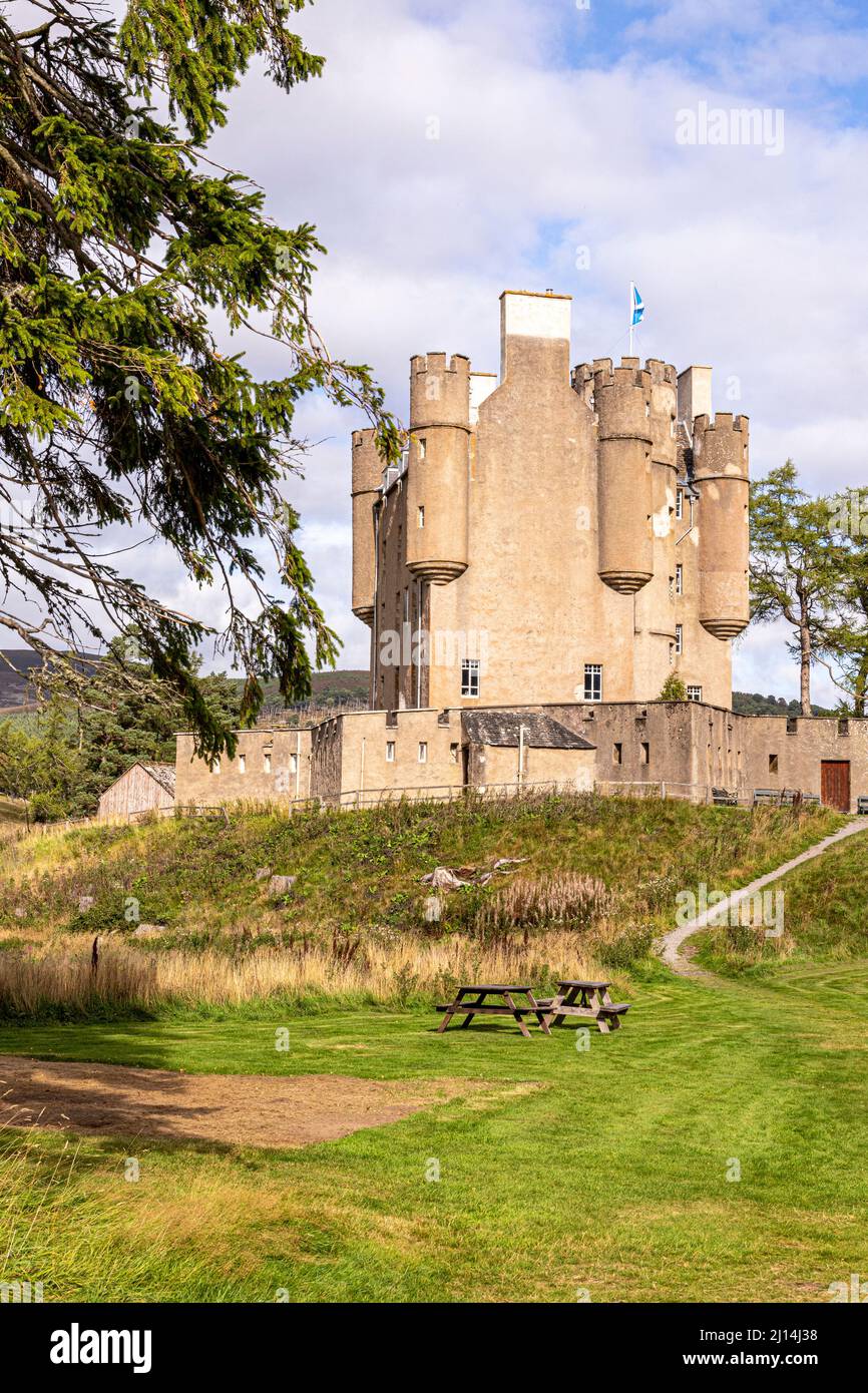 Braemar Castle (erbaut 1628) am Fluss Dee in Braemar, Aberdeenshire, Schottland Stockfoto