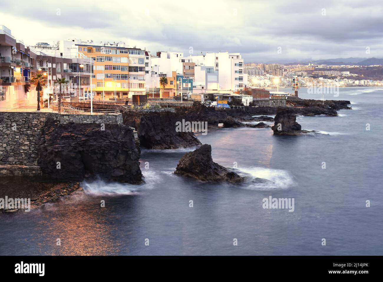 Wohnviertel von La Isleta und vulkanische Klippen in Las Palmas auf Gran Canaria Kanarischen Inseln Spanien. Stockfoto
