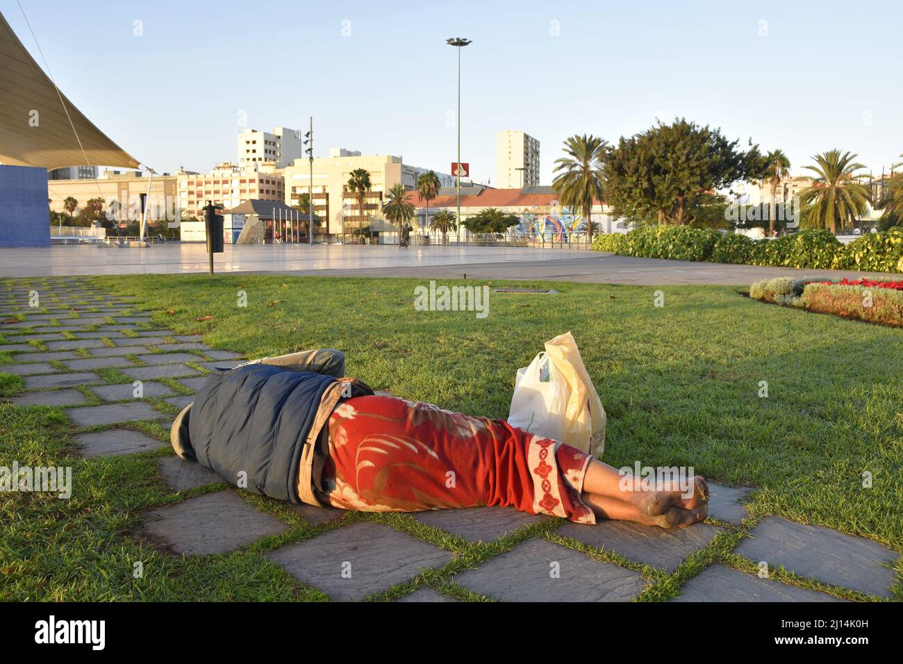 Obdachloser schläft auf dem Boden in Las Palmas Gran Canaria Spanien. Stockfoto