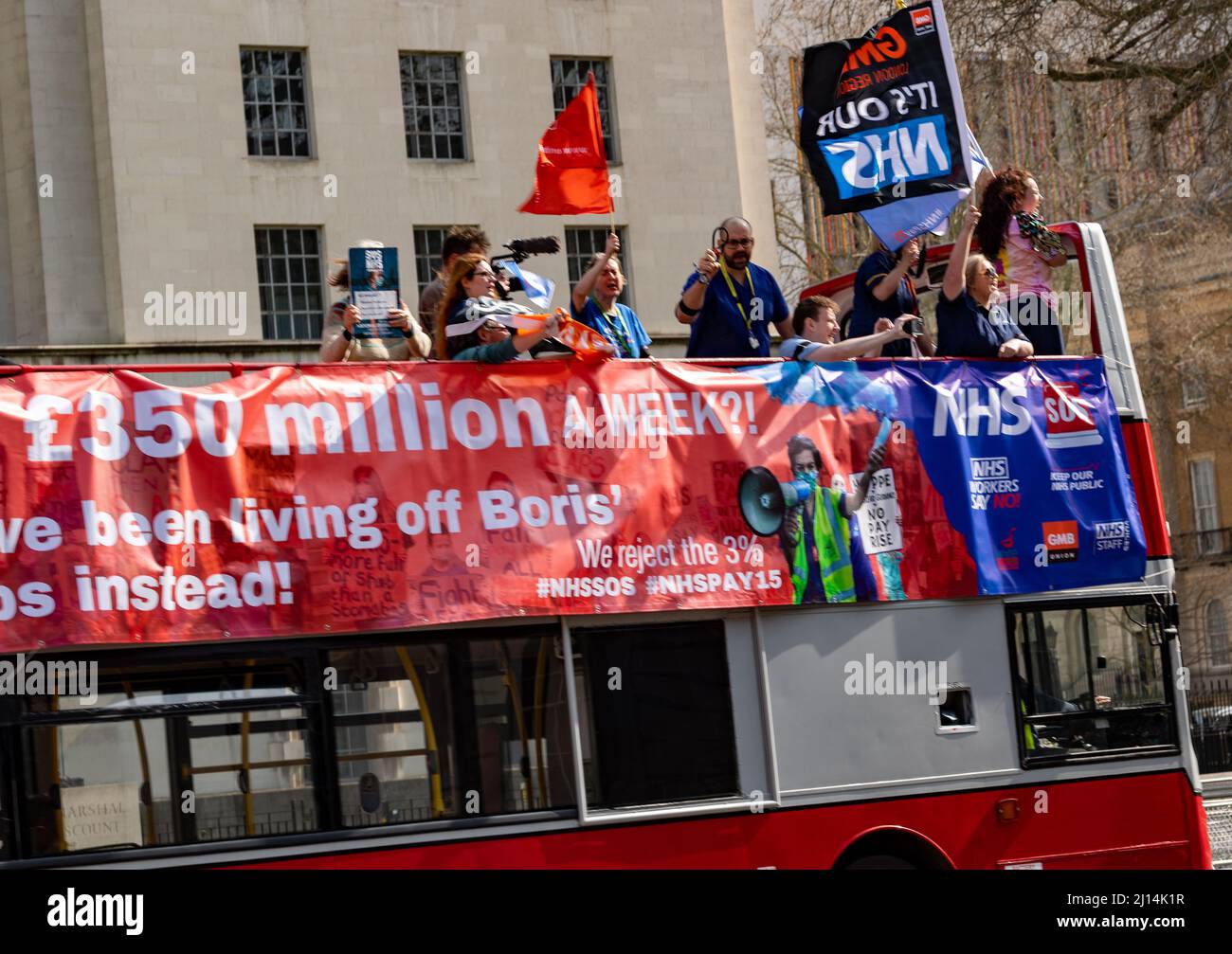 London, Großbritannien. 22. März 2022. NHS Pay Protest Bus in Whitehall London UK Kredit: Ian Davidson/Alamy Live News Stockfoto