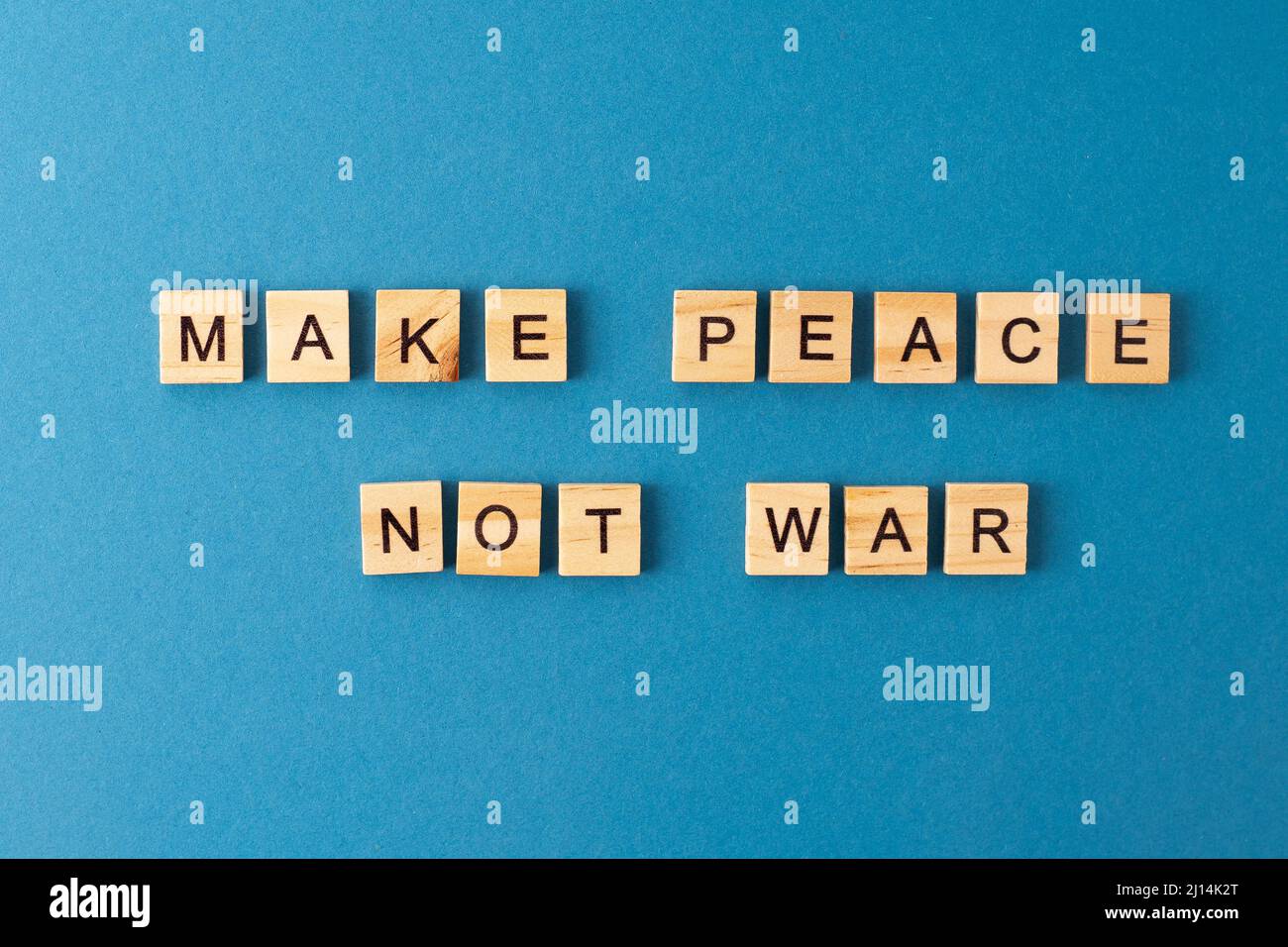 Machen Sie Frieden, nicht Krieg Hintergrund. Satz aus Holzbuchstaben. Wörter aus der Draufsicht. Die Sätze sind in Holzbuchstaben ausgelegt. Motivation. Stockfoto