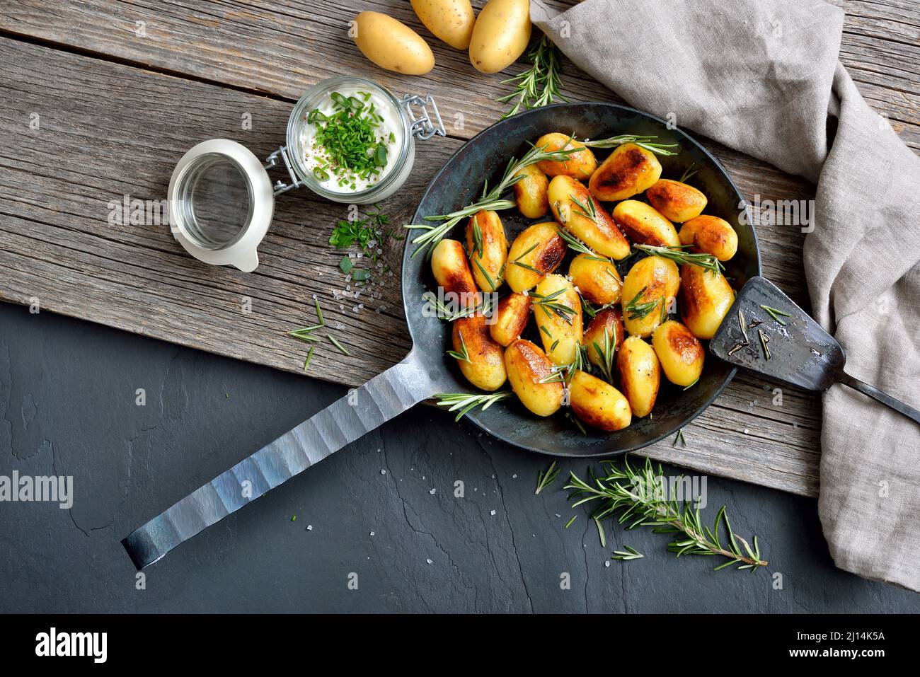 Goldbraune Bratkartoffeln mit Rosmarin und Kräuterquark Stockfoto