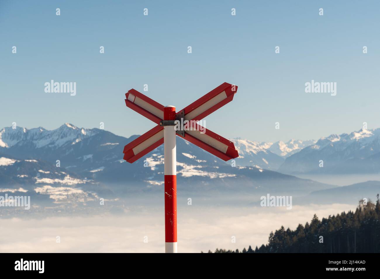 Gais, Appenzell, Schweiz, 26. Januar 2022 St. Andrews kreuzen sich mit den österreichischen alpen im Hintergrund und Nebel über dem rheintal Stockfoto