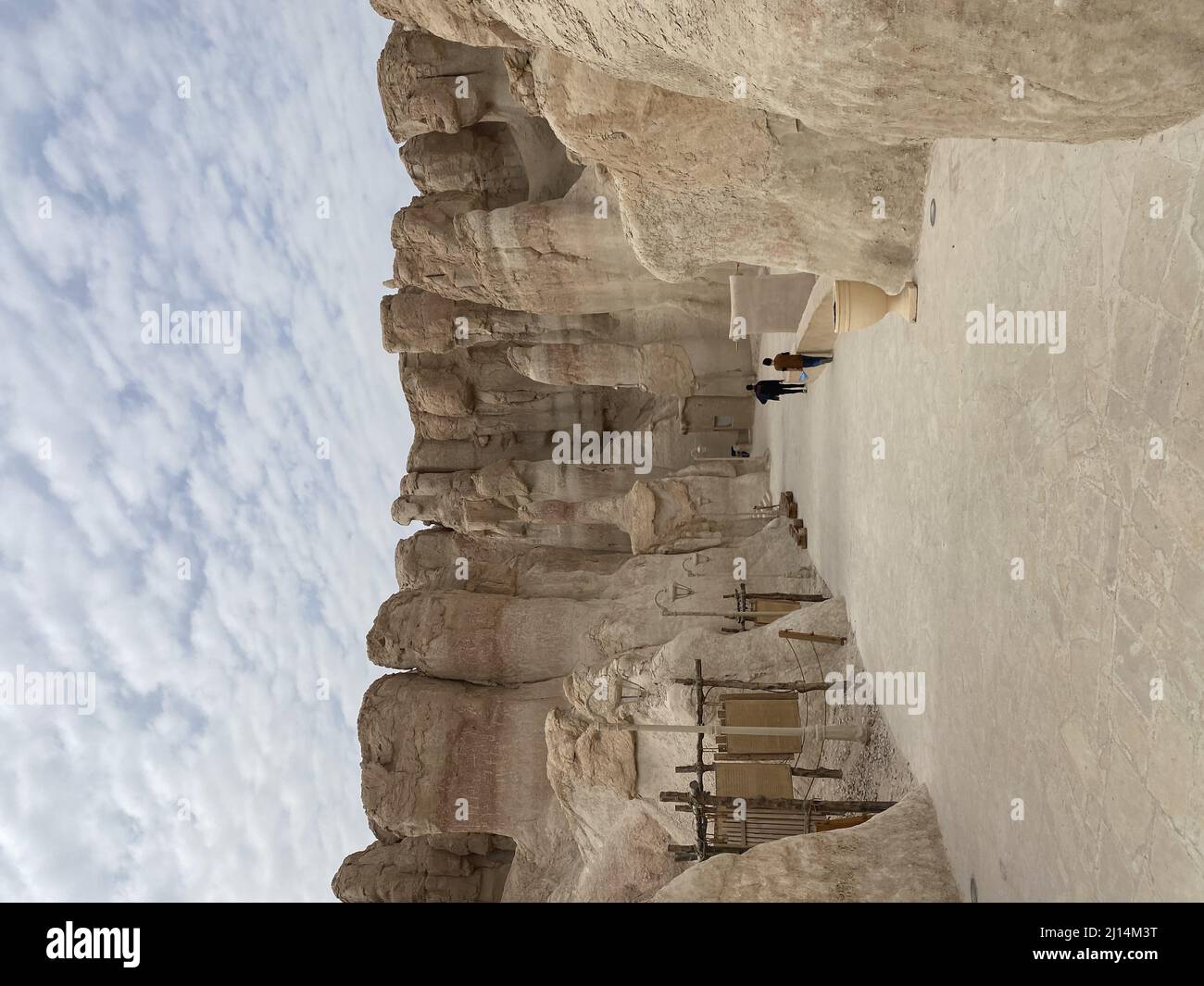 Vertikale Ansicht des Al-Qarah-Berges an einem bewölkten Tag in Saudi-Arabien Stockfoto