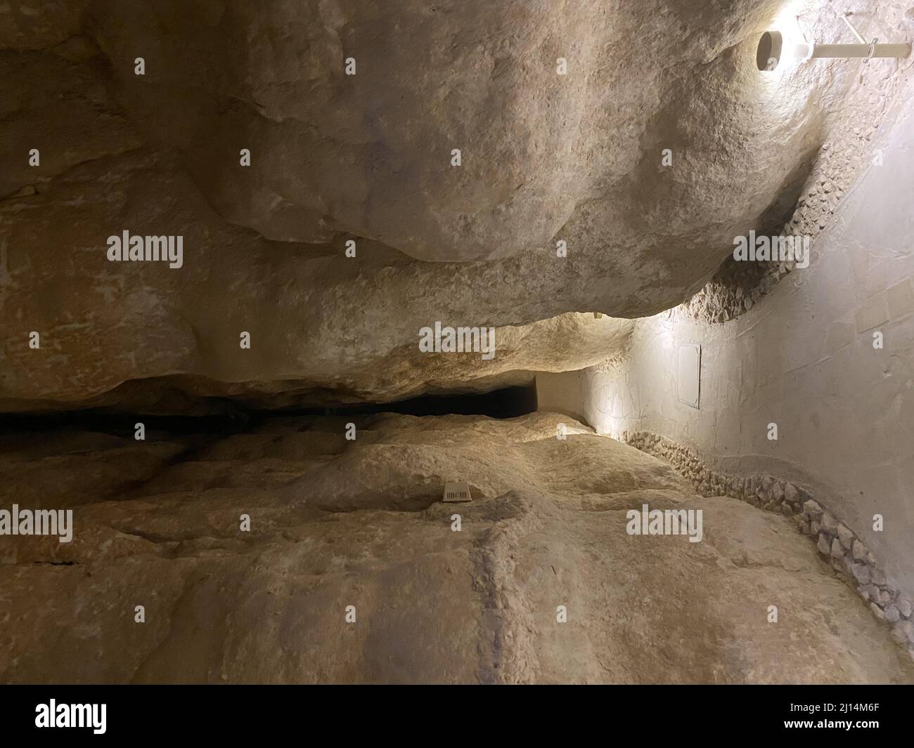 Vertikale Ansicht des Inneren des Al-Qarah-Berges in Saudi-Arabien Stockfoto