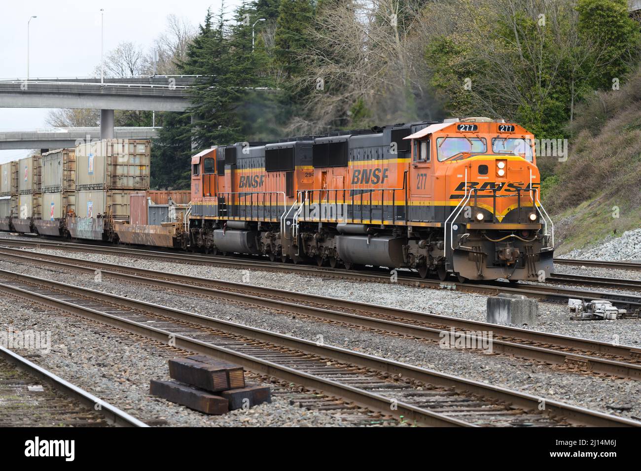 Seattle - 20. März 2022; BNSF Intermodaler Güterzug, der durch Seattle mit mehreren Gleisen nach Süden fährt Stockfoto