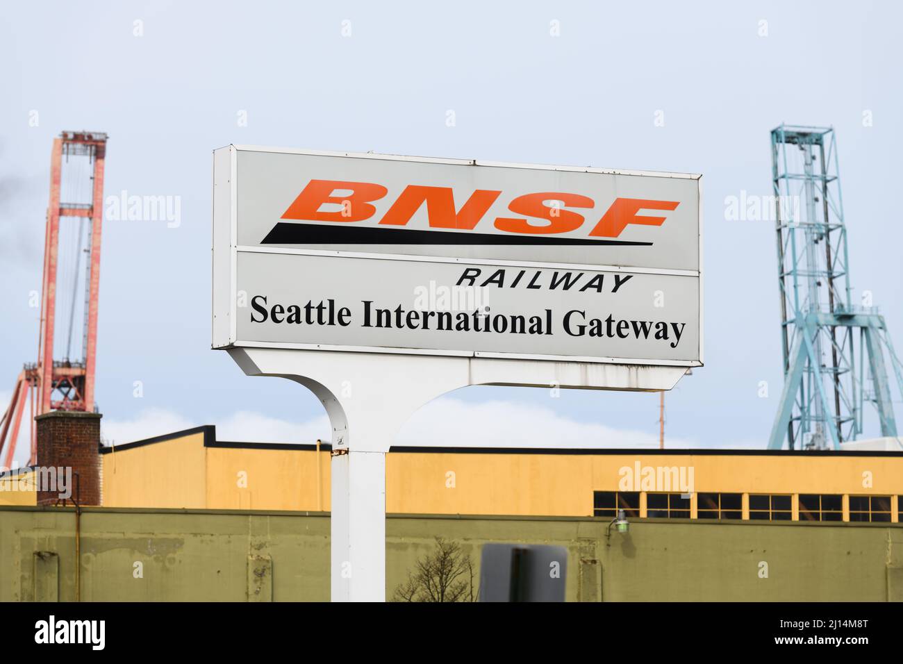 Seattle - 20. März 2022; Zeichen für die BNSF Railway Seattle International Gateway Yard mit entfernten Industriekranen Stockfoto