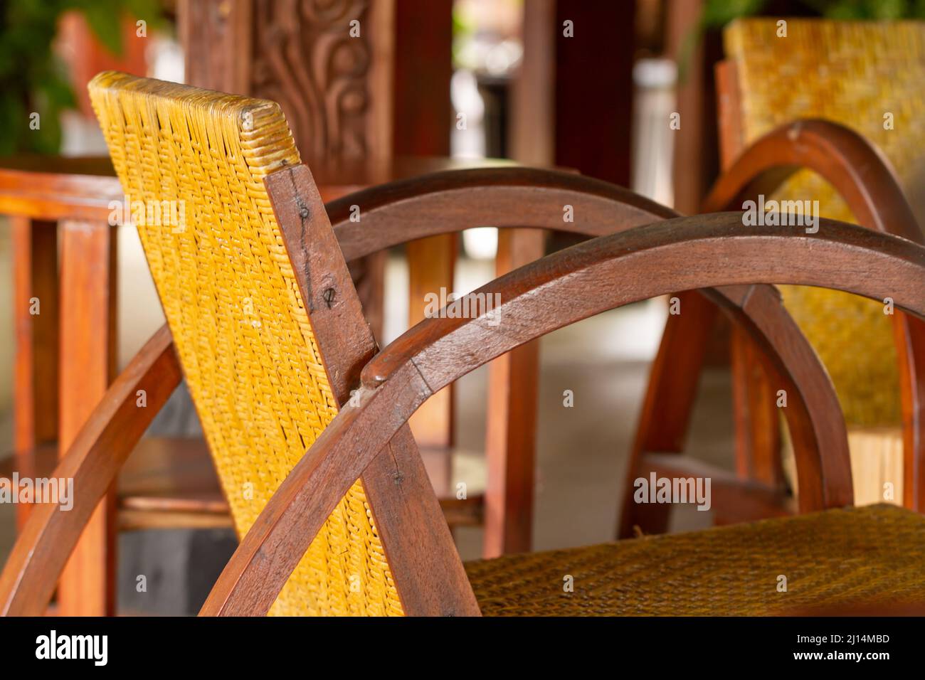 Ein Stuhl aus Holz und Rattan mit klassischem Design, der mit brauner Farbe endet, ein Beispiel für einen Stuhl für den Innenraum Stockfoto
