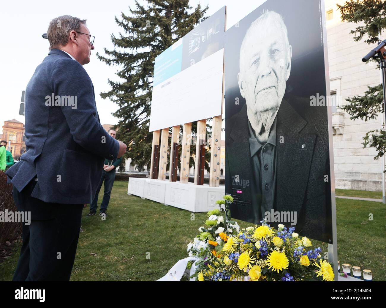 Weimar, Deutschland. 22. März 2022. Vor einem Kranz und Foto steht der Ministerpräsident von Thüringen, Bodo Ramelow (die Linke), bei einer Gedenkfeier für den Buchenwalder Überlebenden Boris Romantschenko. Der 96-jährige Boris Romantschenko wurde bei einem Bombenanschlag in Charkiw getötet. Quelle: Bodo Schackow/dpa-Zentralbild/dpa/Alamy Live News Stockfoto