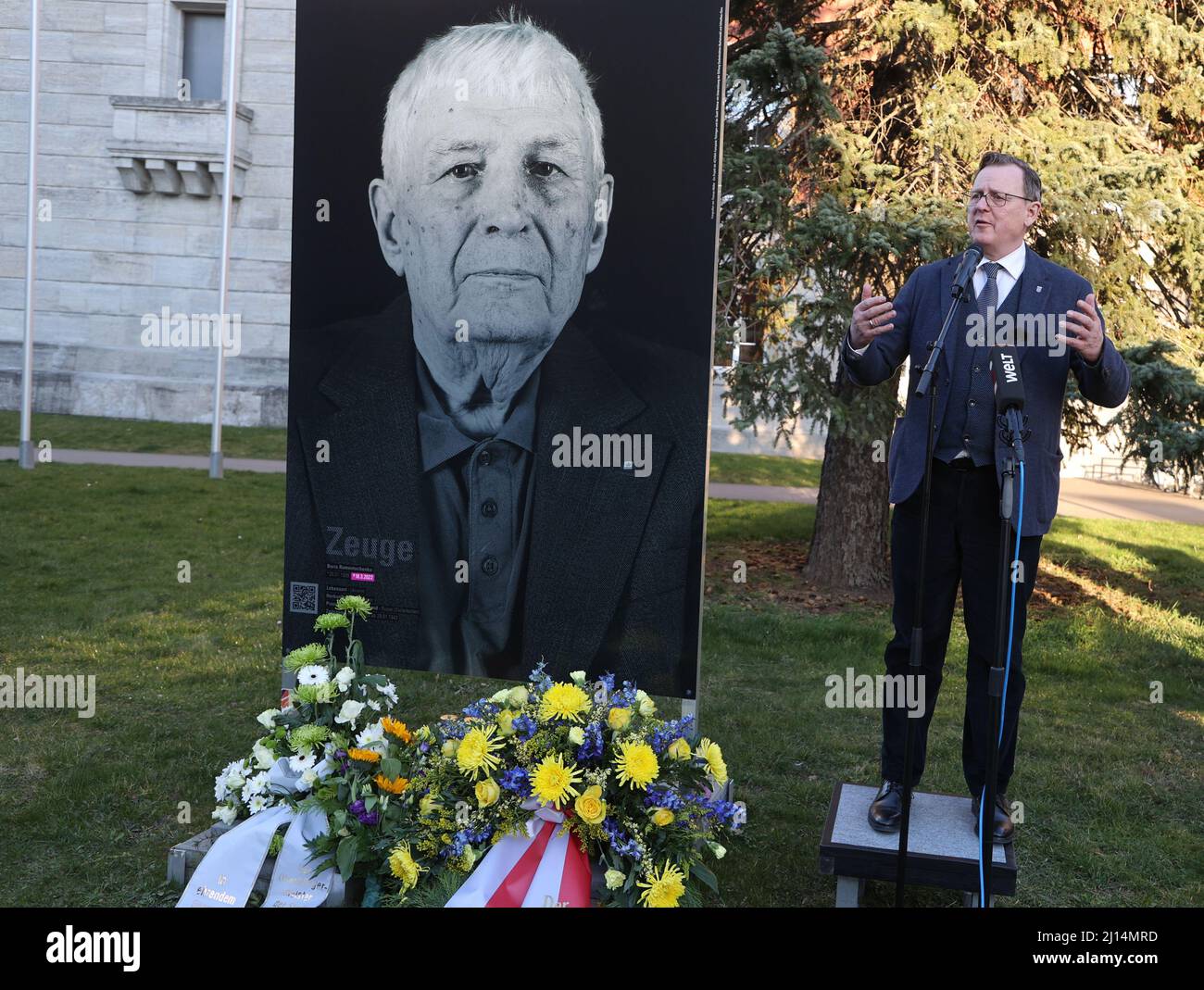 Weimar, Deutschland. 22. März 2022. Der Thüringer Ministerpräsident Bodo Ramelow (die Linke) spricht neben dem Foto des Buchenwalder Überlebenden Boris Romantschenko während einer Gedenkfeier für ihn. Der 96-jährige Boris Romantschenko wurde bei einem Bombenanschlag in Charkiw getötet. Quelle: Bodo Schackow/dpa-Zentralbild/dpa/Alamy Live News Stockfoto