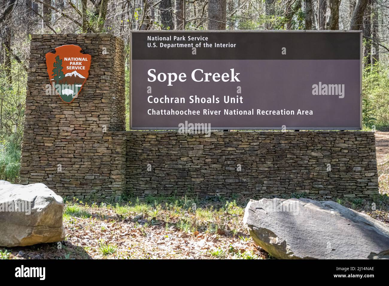 National Park Service Schild am Eingang zum Sope Creek, wo sich die Ruinen der Sope Creek Mill und mehrere Wanderwege in Marietta, Georgia, befinden. (USA) Stockfoto