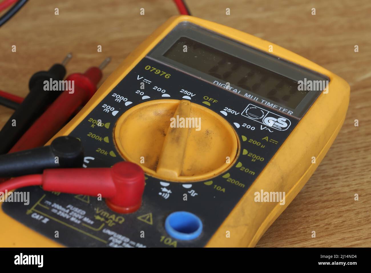 Digitalmultimeter. Das Zeichen GS bedeutet geprüfte Sicherheit und ist kein Firmenlogo. Das Logo des zertifizierenden Unternehmens wurde überarbeitet. Stockfoto