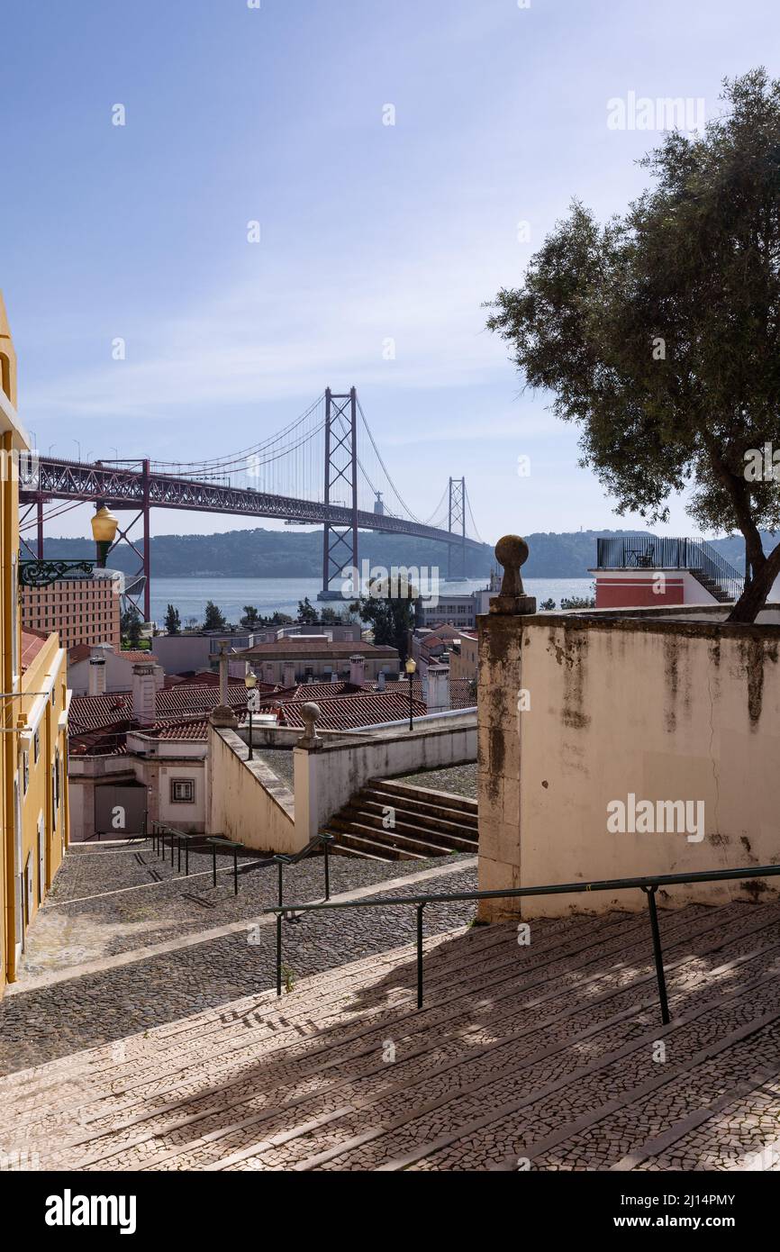 Die Treppe, die zum Miradouro de Santo Amaro führt, mit seinem atemberaubenden Blick auf die Brücke Ponte de 25 Abril und Rio Tejo, in Alcântara, Lissabon. Stockfoto