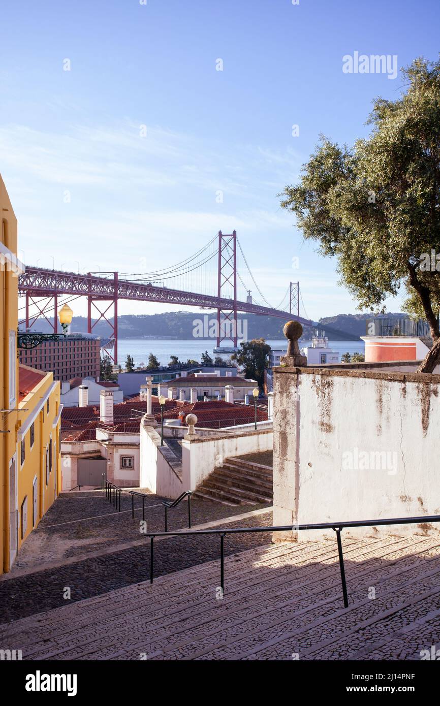 Die Treppe, die zum Miradouro de Santo Amaro führt, mit seinem atemberaubenden Blick auf die Brücke Ponte de 25 Abril und Rio Tejo, in Alcântara, Lissabon. Stockfoto