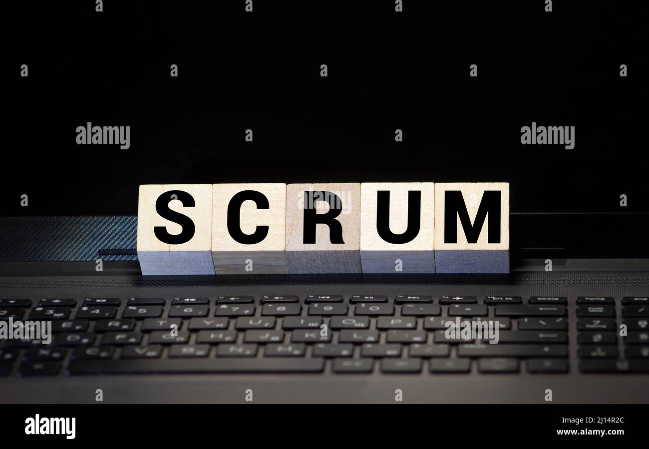 SCRUM Text auf Holzhintergrund, Blockkonzept Stockfoto