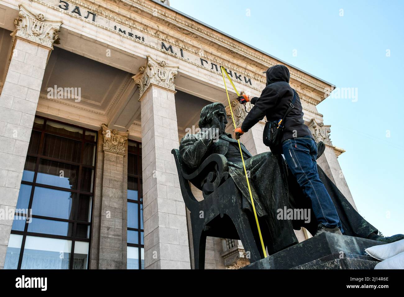ZAPORIZHZHIA, UKRAINE - 22. MÄRZ 2022 - örtliche Freiwillige, Historiker und Museumsmitarbeiter führen am Denkmal für die russische Gesellschaft Restaurierungsarbeiten durch Stockfoto