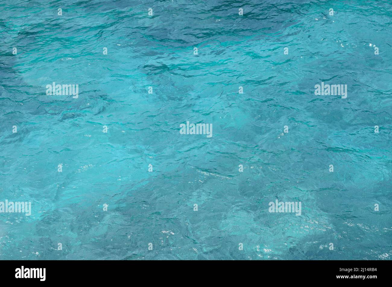 Foto zeigt Textur des Ozeans. Die Oberfläche des Meeres ist türkis. Ozeanwasser Muster ist hell und in verschiedenen Blautönen. Hintergrund des Meerwassers ist tr Stockfoto