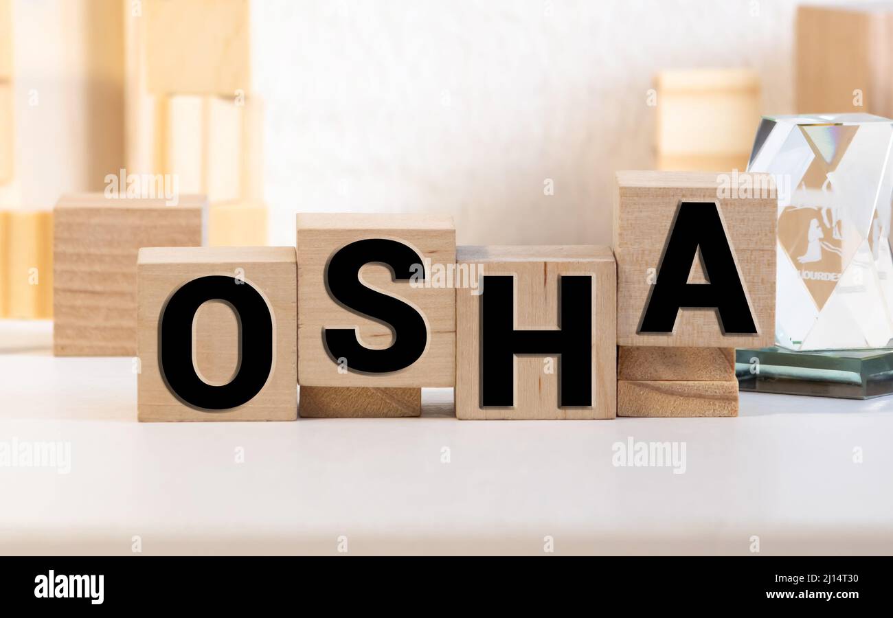OSHA Occupational Safety and Health Administration. Sicherheit erste Arbeit Hintergrund auf einem Holzwürfel Stockfoto