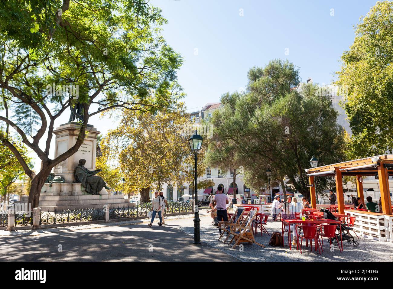 Jardim Dom Luis, ein Park mit der Statue von Marquês Sá da Bandeira, und ein Kiosk, im Zentrum der Stadt Lissabon, Portugal. Stockfoto