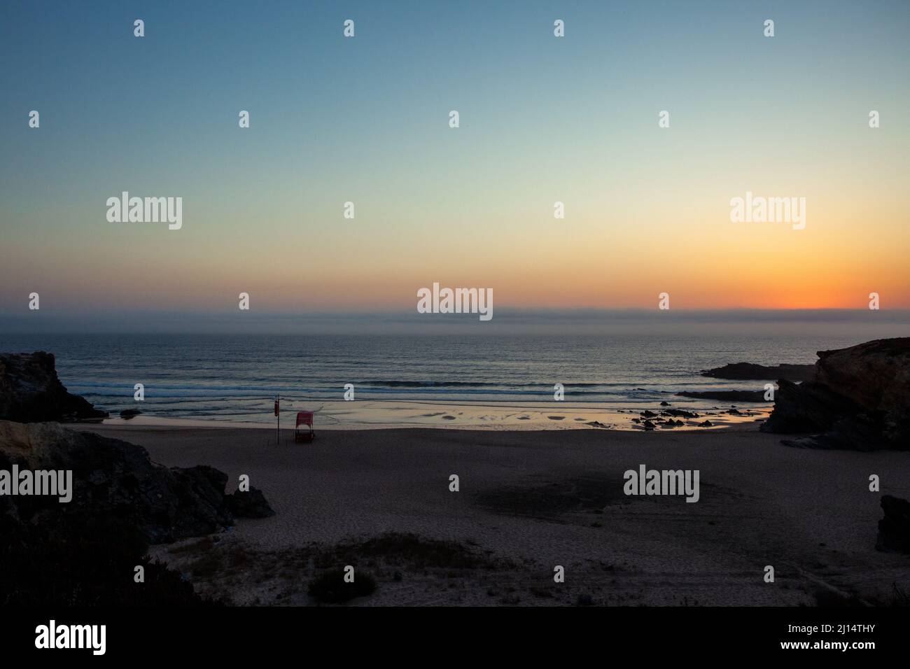 Ein Strand bei Sonnenuntergang an der Küste von Alentejo, Portugal Stockfoto