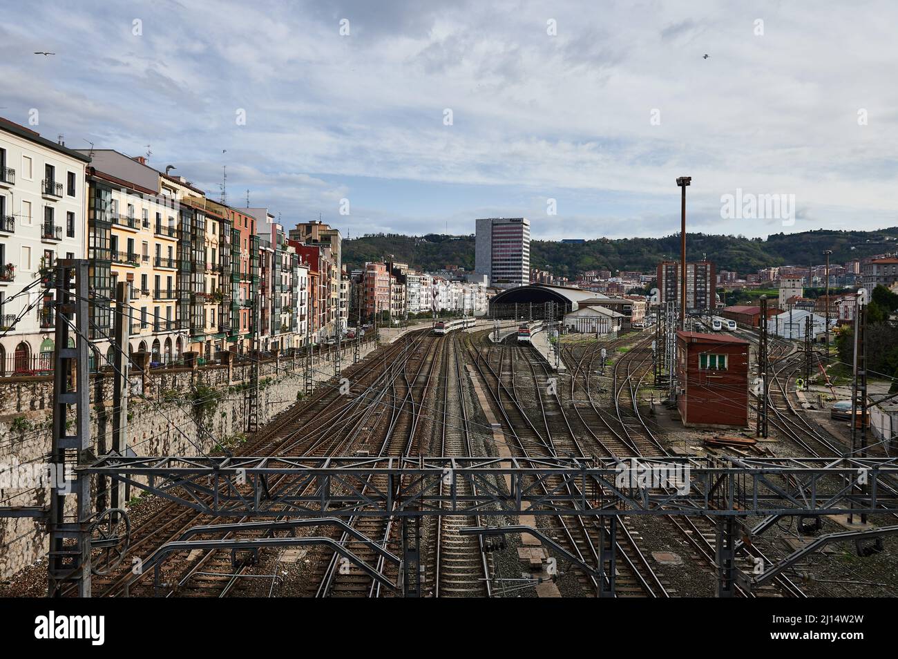 Gesamtansicht des Bahnhofs Indalecio Prieto in Bilbao von der San Francisco Straße Stockfoto