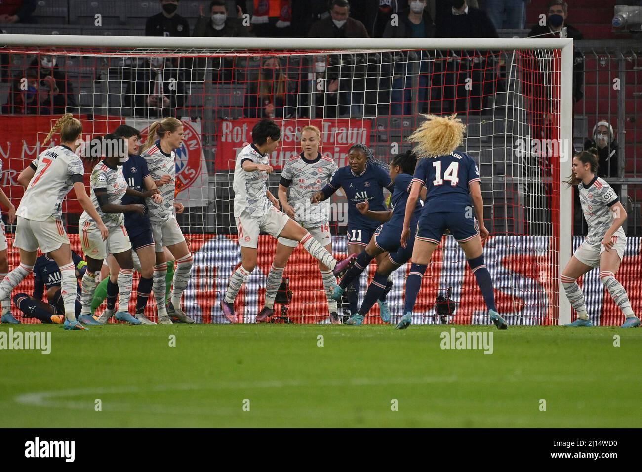 Marie Antoinette KATOTO (PSG) schießt das Tor auf 0-1, Action, Schuss auf das Tor. FC Bayern München - Paris Saint-Germain, Fußball-Champions League der Frauen, Viertelfinale am 22.. März 2022, Fußballarena München. DIE DFL-VORSCHRIFTEN VERBIETEN DIE VERWENDUNG VON FOTOS ALS BILDSEQUENZEN UND/ODER QUASI-VIDEO. Stockfoto