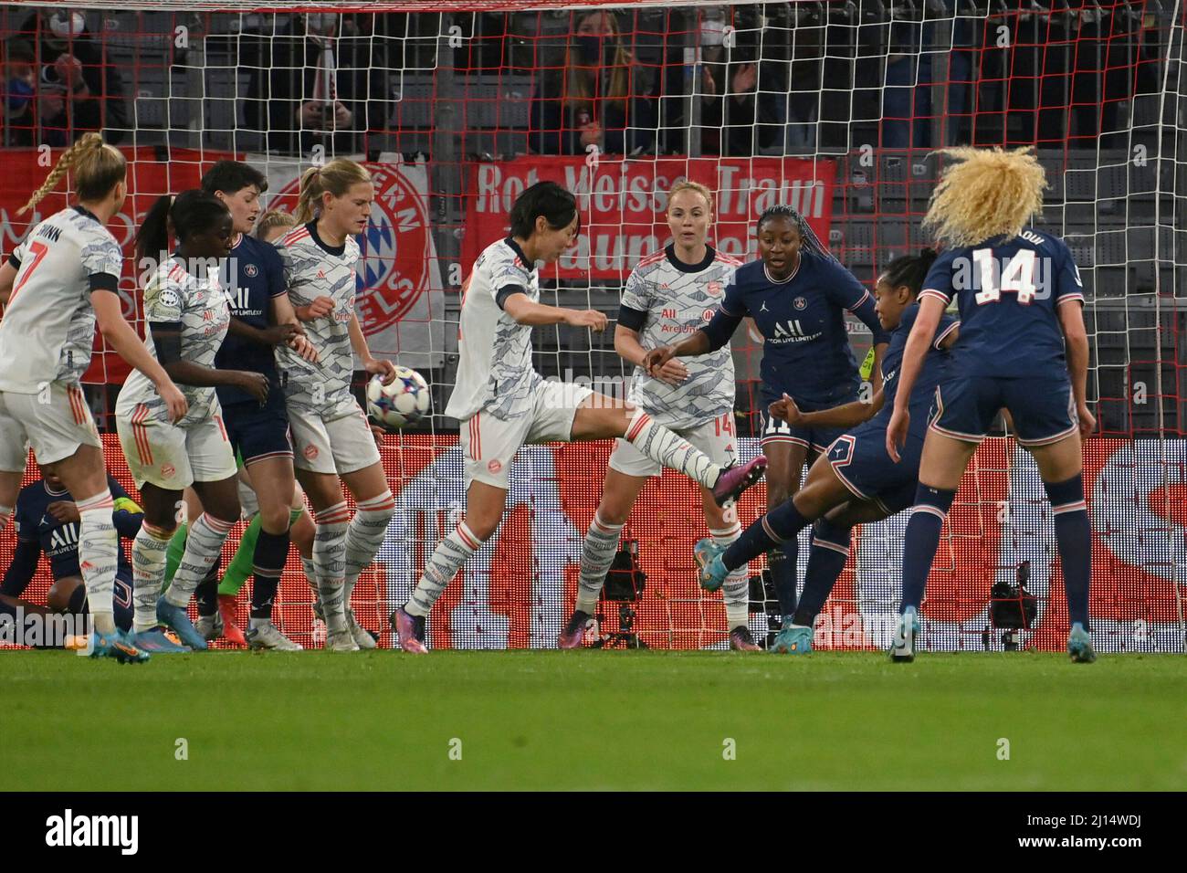 Marie Antoinette KATOTO (PSG) schießt das Tor auf 0-1, Action, Schuss auf das Tor. FC Bayern München - Paris Saint-Germain, Fußball-Champions League der Frauen, Viertelfinale am 22.. März 2022, Fußballarena München. DIE DFL-VORSCHRIFTEN VERBIETEN DIE VERWENDUNG VON FOTOS ALS BILDSEQUENZEN UND/ODER QUASI-VIDEO. Stockfoto