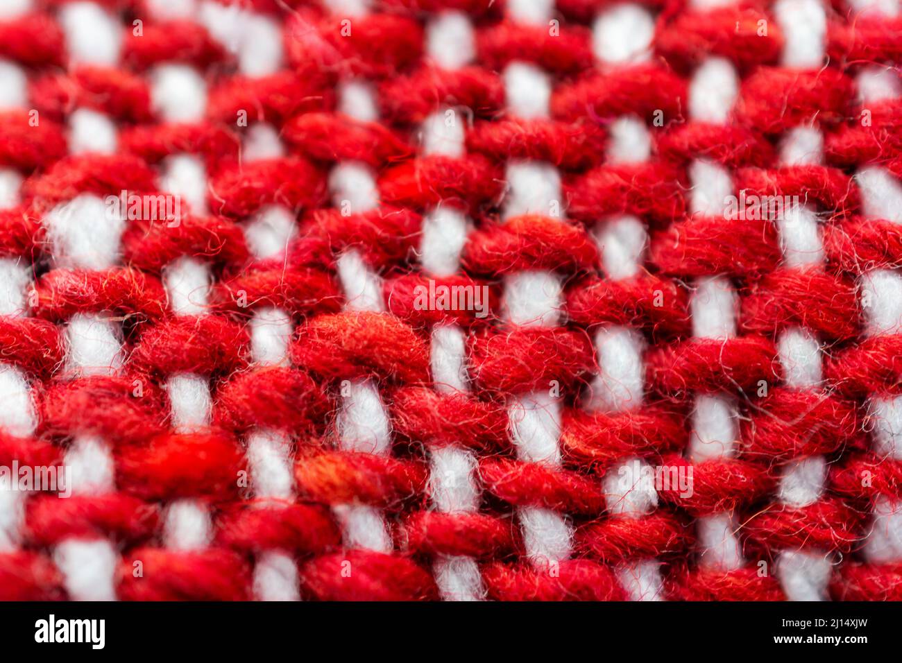 Eine Nahaufnahme einer rot-weißen gewebten Decke. Stockfoto