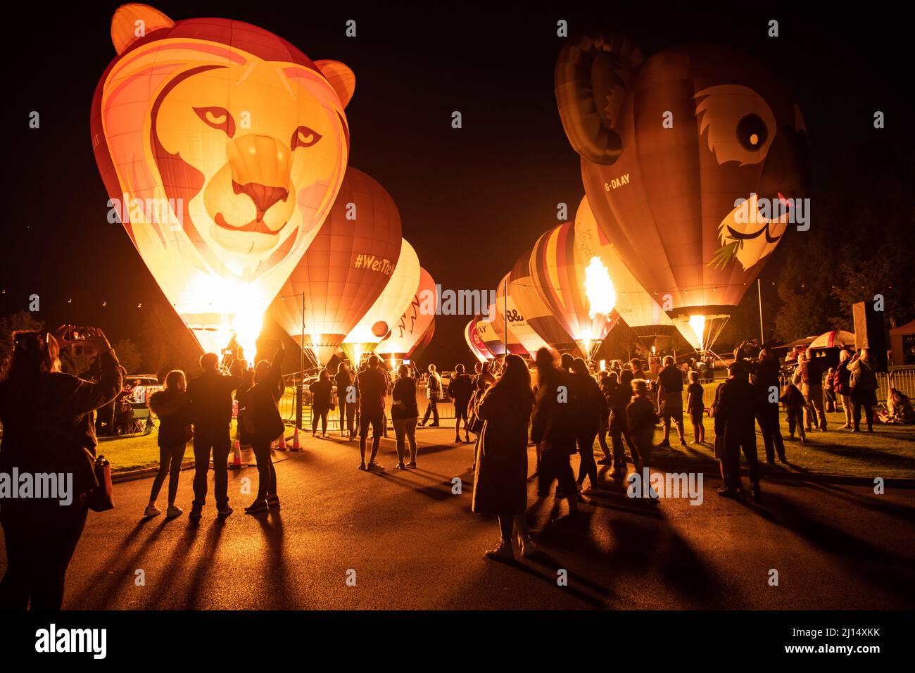 Longleat Estate, Wiltshire, Großbritannien. 11.. September 2021. Longleat veranstaltete dieses Jahr das größte Night Glow Event in Großbritannien mit Dutzenden Heißluftballons Stockfoto