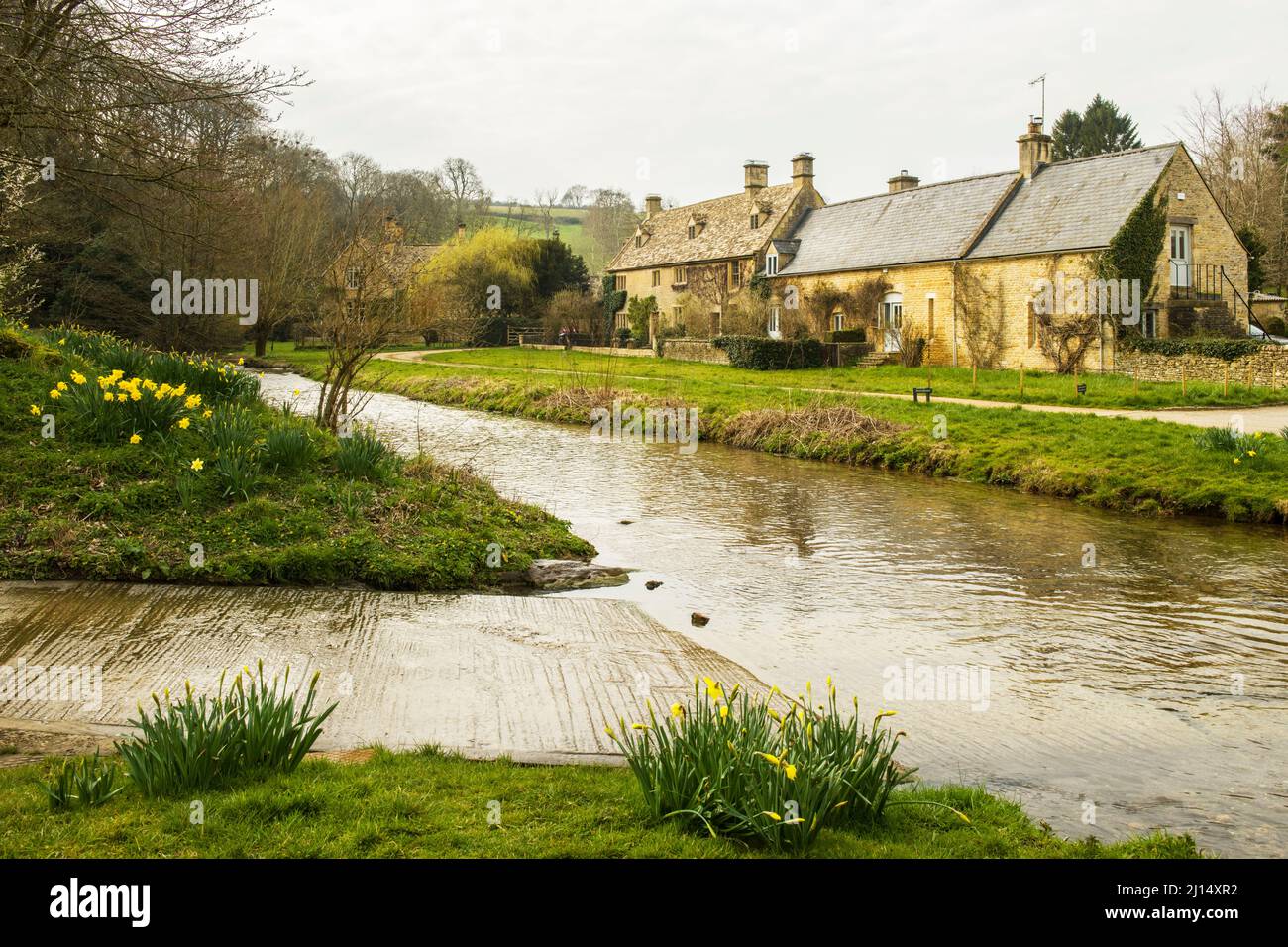 Das River Eye läuft im März durch Upper Slaughter in Gloucestershire in den Cotswolds. Stockfoto