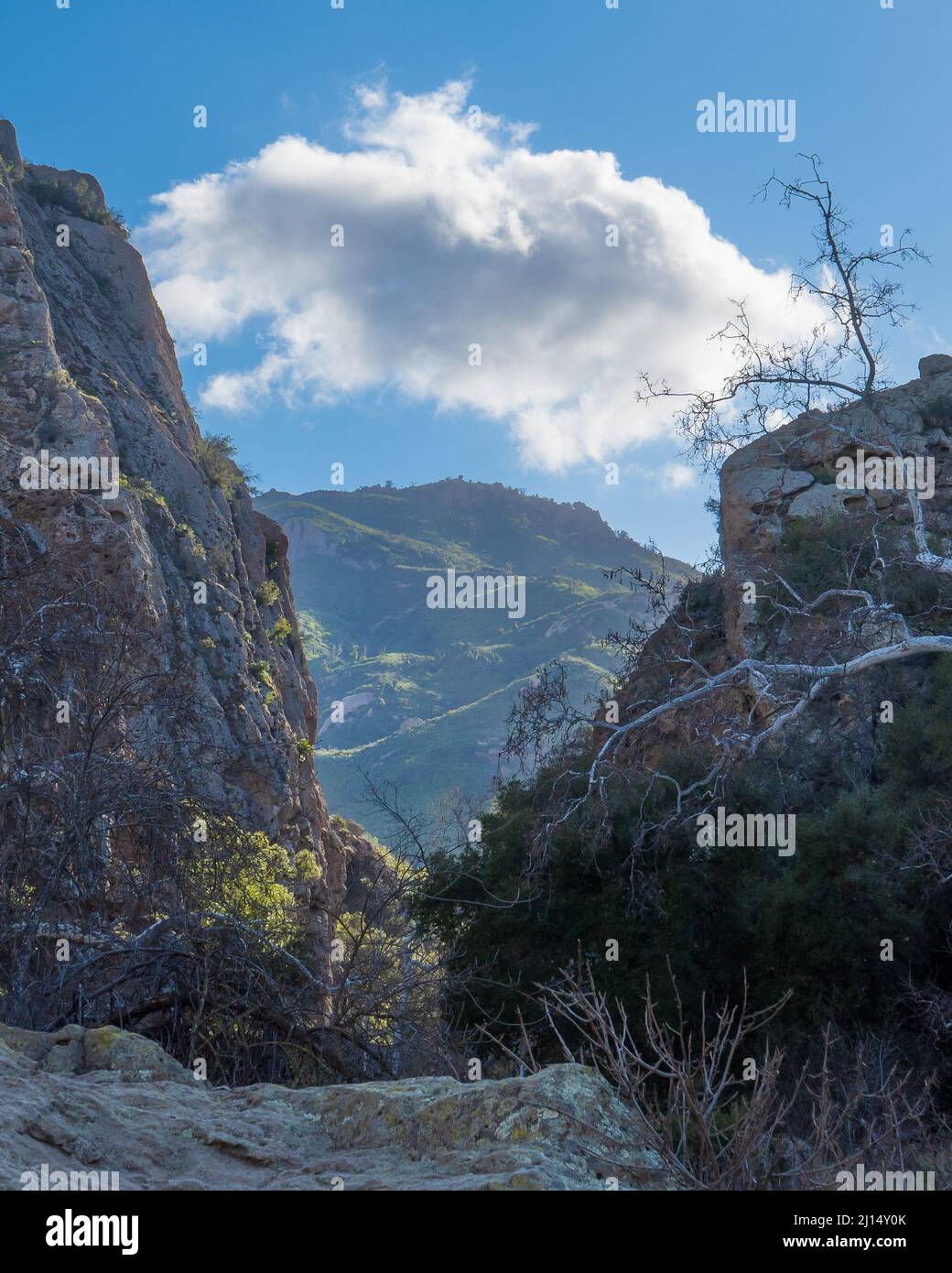 Eine einzige Wolke hängt über den Ausläufern des Malibu Creek State Park in Calabasas, Kalifornien, USA Stockfoto