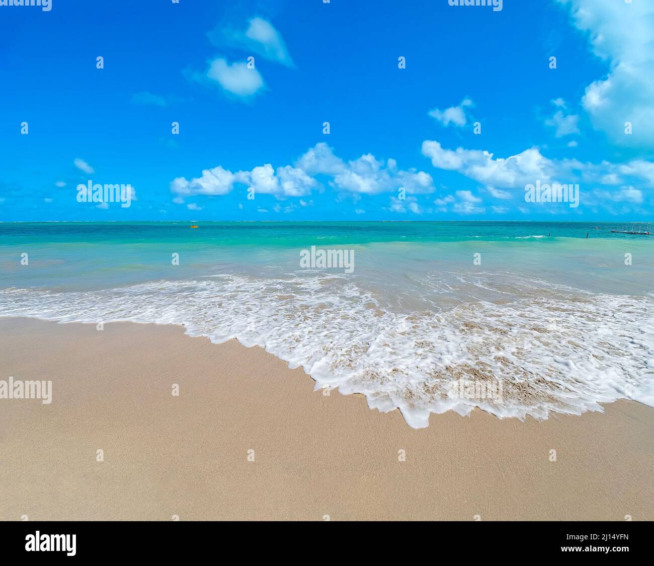 Schöne Landschaft mit dem Meerwasser trifft den Sand des Strandes ruhig an einem schönen Meeresstrand in Cyan Tönen an einem schönen blauen Himmel Tag. Barra Stockfoto