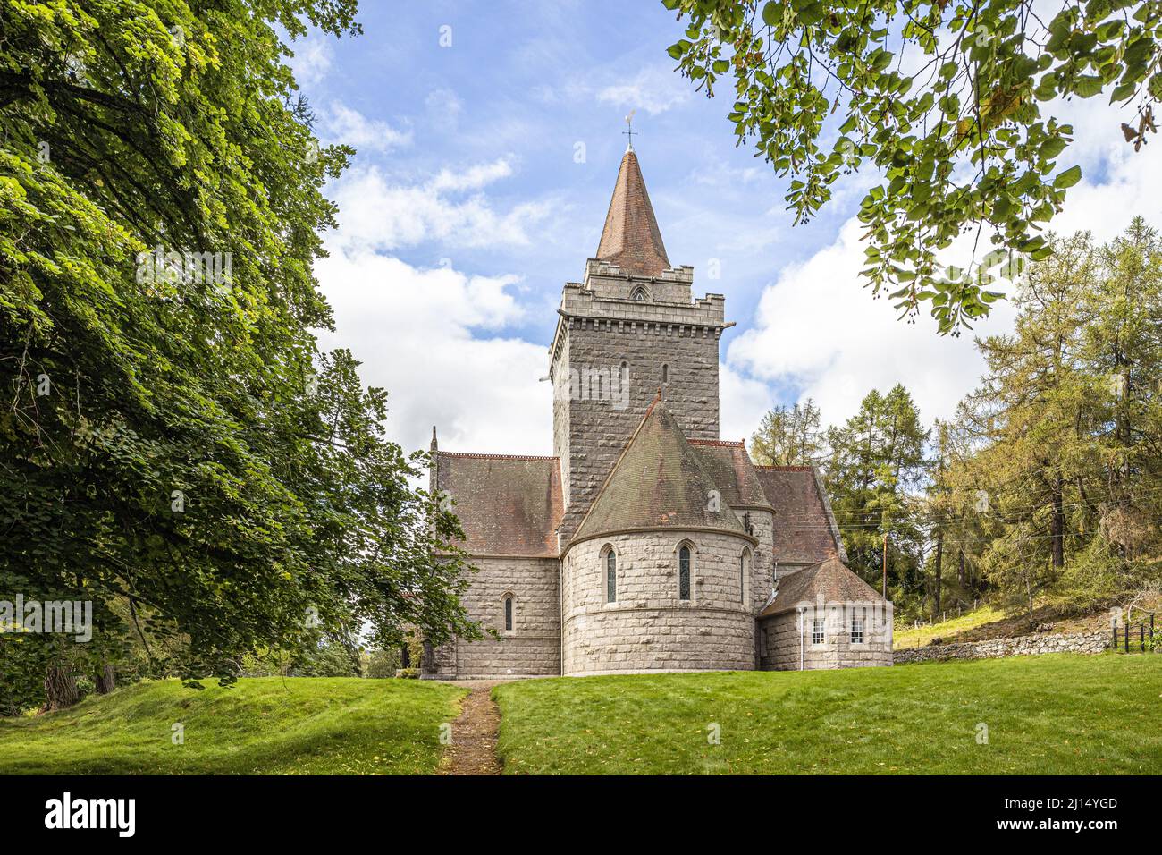 Crathie Kirk, eine kleine viktorianische Kirche von Schottland Pfarrkirche in der Nähe von Balmoral Castle, Aberdeenshire, Schottland Großbritannien Stockfoto