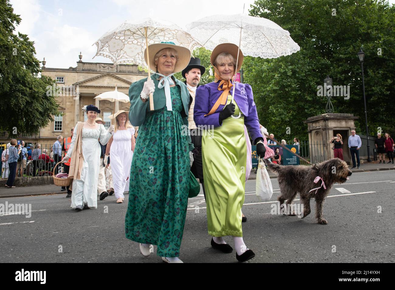 Bath, Somerset, Großbritannien. 11.. September 2021. Im Bild: Damen und Herren in Regency-Kleidung beginnen die Promenade vom Holburne Museum aus. Stockfoto